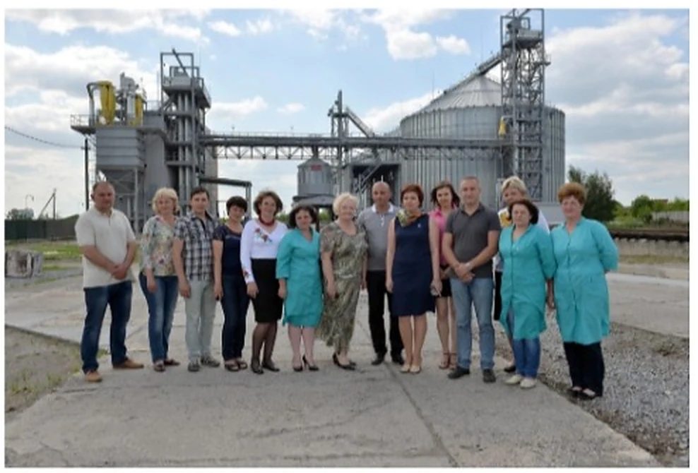 Команда компанії біля елеваторного комплексу